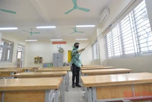 Các trường học khu vực ngoại thành Hà Nội đang thực hiện vệ sinh, khử khuẩn để đón học sinh trở lại trường.