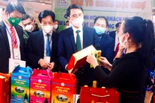 Các đại biểu tham quan các gian hàng tại Hội chợ OCOP Quảng Ninh 2021.
