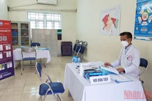 Trạm y tế lưu động tại quận Thanh Xuân (Hà Nội).