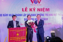 Trao cờ Thi đua của Chính phủ cho tập thể cán bộ, phóng viên, nhân viên VOV miền trung.