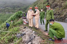 Lực lượng chức năng điều tra nguyên nhân vụ tai nạn.
