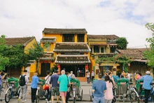 Khách quốc tế đến Hội An. 