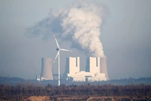 Hơi nước bốc lên từ nhà máy điện than Neurath, ở Grevenbroich, Đức, năm 2020. (Ảnh: Reuters)