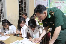 Lớp học xóa mù chữ tại bản Huổi Pá, xã Mường Lạn, huyện Sốp Cộp.