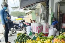 Một tiểu thương tại phường 2, thành phố Cao Lãnh đeo khẩu trang theo kiểu đối phó.