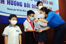 Trao học bổng cho các em học sinh gặp khó khăn trong đại dịch Covid-19.