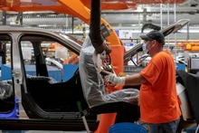 Công nhân lắp ráp ô-tô tại một nhà máy của hãng Stellantis, đặt tại khu liên hợp lắp ráp Detroit, Michigan, Mỹ. (Ảnh: Reuters)