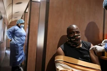 Tiêm vaccine ngừa Covid-19 lưu động tại nhà ga Springs ở East Rand, Nam Phi, ngày 27/8/2021. (Ảnh: Reuters)