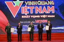 Phó Chủ tịch Quốc hội Nguyễn Khắc Định và Chủ tịch Tổng Liên đoàn lao động Việt Nam Nguyễn Đình Khang trao biểu trưng “Vinh quang Việt Nam” tặng các tập thể được vinh danh.