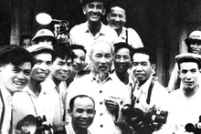 Chủ tịch Hồ Chí Minh và các nghệ sĩ nhiếp ảnh. (Ảnh tư liệu)
