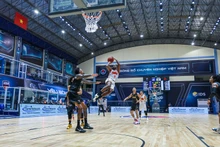 Các cầu thủ tranh tài trong một trận đấu thực nghiệm tại “bong bóng” VBA 2021. 