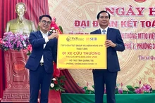 Đại diện Tập đoàn T&T Group trao tặng 1 xe cứu thương hỗ trợ tỉnh Quảng Trị phòng, chống dịch Covid-19.