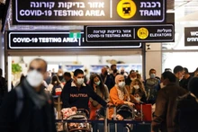 Hành khách rời khu vực xét nghiệm Covid-19 tại sân bay quốc tế Ben Gurion, Tel Aviv, Israel, ngày 28/11/2021. (Ảnh: Reuters)