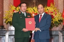 Chủ tịch nước Nguyễn Xuân Phúc trao Quyết định thăng quân hàm Thượng tướng cho Thứ trưởng Quốc phòng Phạm Hoài Nam. (Ảnh: QĐND)