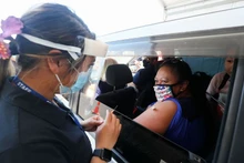Tiêm vaccine Pfizer ngừa Covid-19 ở Otara, ngoại ô Auckland, New Zealand, ngày 16/10/2021. (Ảnh: Reuters)