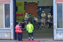 Vận chuyển 1 bệnh nhân mắc Covid-19 lên máy bay "Medevac" của lực lượng không quân Đức Bundeswehr tại Hamburg, ngày 28/11. (Ảnh: Reuters)
