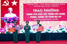 Bộ trưởng Quốc phòng tặng thưởng các đơn vị phá án.