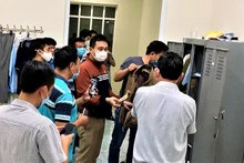Lưc lượng Công an khám xét nơi làm việc của các đối tượng Huỳnh Văn Đại và Nguyễn Đình Nghinh.