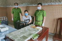 Đối tượng Mùa A Cúng cùng tang vật.