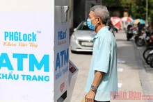 Người dân Hà Nội nhận khẩu trang y tế miễn phí từ "cây ATM khẩu trang".