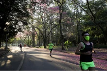 Khung cảnh tại công viên Ibirapuera ở Sao Paulo, Brazil, sau khi chính quyền thành phố nới lỏng các biện pháp hạn chế nhằm ngăn chặn Covid-19 lây lan. (Ảnh: Reuters)