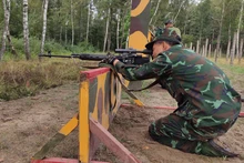 Tuyển thủ đội tuyển Bắn tỉa QĐND Việt Nam thực hiện bài thi "Bắn ở tư thế không thuận lợi". Ảnh: XUÂN HỒNG