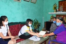 Cán bộ BHXH và Bưu điện TP Móng Cái, Quảng Ninh, chi trả tiền chế độ tại nhà trong tháng 4 năm 2020 (Ảnh minh họa: Quang Thọ).