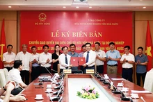Lễ chuyển giao quyền đại diện chủ sở hữu vốn nhà nước tại bốn tổng công ty thuộc Bộ Xây dựng.
