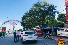 Chốt kiểm dịch Covid-19 ở đầu đường Thanh Niên nơi phát hiện chị L bị sốt.