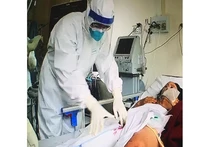 Các bác sĩ can thiệp tim mạch cho bệnh nhân. 