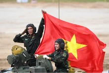 Các chiến sĩ tự hào giương cao Quốc kỳ Việt Nam sau khi hoàn thành xuất sắc bài thi. Ảnh: TRỌNG HẢI/Báo QĐND.