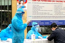Lấy mẫu xét nghiệm SARS-CoV-2 tại quận Hai Bà Trưng. (Ảnh: NgUYÊN TRANG)