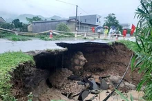 Mưa lũ gây sạt lở trên quốc lộ 32, khiến giao thông trên tuyến này ách tắc cục bộ.