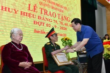 Ủy viên Bộ Chính trị, Bí thư Thành ủy Vương Đình Huệ trao Huy hiệu 75 năm tuổi Đảng các đồng chí đảng viên. (Ảnh: DUY LINH)