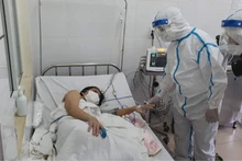 Các bác sĩ thăm hỏi sức khỏe mẹ con sản phụ.