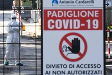 Biển cảnh báo tại Bệnh viện Cardarelli (Naples, Italy). (Ảnh: EPA)