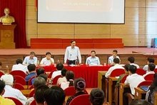 Lãnh đạo thành phố Hà Nội đối thoại với đại diện người dân khu vực Bãi rác Nam Sơn. Ảnh: Nguyễn Nhuệ