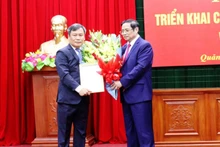 Đồng chí Phạm Minh Chính trao quyết định cho tân Bí thư Tỉnh ủy Quảng Bình Vũ Đại Thắng (bên trái).