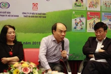 GS Đỗ Đức Thái (giữa) trong buổi Lễ ra mắt bộ sách Cánh Diều.