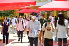 Thí sinh rời khỏi Điểm thi sau khi kết thúc môn thi (Ảnh: THUỶ NGUYÊN)
