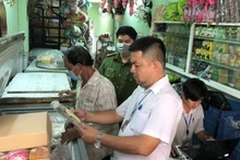 Đoàn kiểm tra liên ngành kiểm tra một cửa hàng bán đồ chay trên địa bàn TP Biên Hòa.