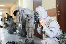 Các tuyển thủ của Đội tuyển Cứu hộ cứu nạn đeo khí tài phòng độc trước khi tiếp cận khu vực xảy ra thảm họa. Ảnh: TUẤN VĂN