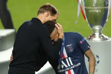 HLV Thomas Tuchel dù chân chấn thương, vẫn cố gắng di chuyển khắp sân để động viên các học trò của mình. (Ảnh: UEFA)