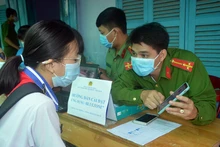 Hướng dẫn người dân cài đặt Bluezone.