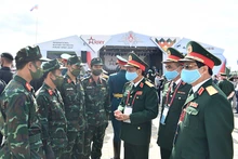 Trung tướng Ngô Minh Tiến (thứ 3 từ phải sang), Phó Tổng tham mưu trưởng dẫn đầu Đoàn cấp cao Quân đội nhân dân Việt Nam sang LB Nga dự lễ khai mạc Army Games 2020. Ảnh: Trọng Hải/Báo Quân đội nhân dân