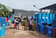 Lực lượng chức năng kiểm tra số thùng phuy nhiễm hóa chất nguy hại tại cơ sở.