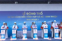 Lãnh đạo tỉnh Ninh Thuận, chủ đầu tư và nhà thầu nhấn nút động thổ dự án.