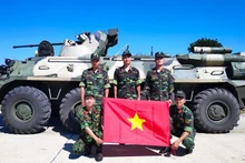 Năm thành viên đội tuyển Quân đội nhân dân Việt Nam tham gia cuộc thi “Bầu trời quang đãng” trong khuôn khổ Army Games 2020.
