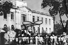 Vào ngày 19-8-1945, nhân dân biểu tình giành chính quyền tại Bắc Bộ phủ (Hà Nội).