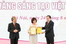 Thường trực Ban Bí thư Trần Quốc Vượng và Chủ tịch UBTƯ MTTQ Việt Nam Trần Thanh Mẫn tôn vinh đại diện tác giả, nhóm tác giả có công trình, giải pháp sáng tạo khoa học - công nghệ tiêu biểu năm 2020. Ảnh: Quang Vinh